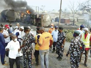 EXPLOSIÓN DE CAMIÓN CON COMBUSTIBLE EN NIGERIA DEJA 86 MUERTOS; SUMAN 55 HERIDOS