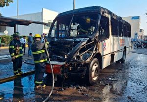 ¡SE PRENDE CAMIÓN DE PASAJEROS! - UNA CHISPA EN EL MOTOR LO ENVOLVIÓ EN LLAMAS EN LA AVENIDA SALVADOR DÍAZ MIRÓN