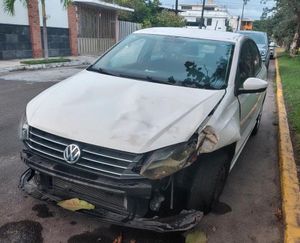 ¡CONDUCTORA PIERDE LA BRÚJULA Y CHOCA CONTRA UN ÁRBOL!
