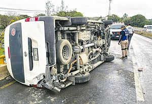 ¡ACABA LA CAMIONETA CONTRA EL BARANDAL DEL PUENTE!