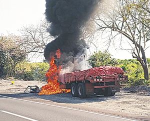 ¡ARDE TRACTOCAMIÓN EN LA AUTOPISTA!