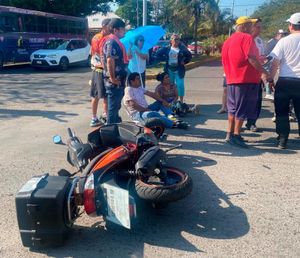 ¡CAMIONETA IMPACTA A PAREJA QUE VIAJABA EN MOTO EN MIGUEL ÁNGEL DE QUEVEDO!