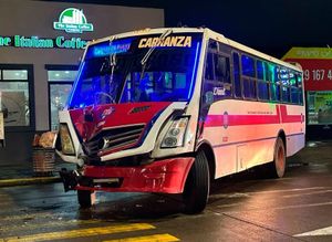 ¡CHOCA AUTOBÚS DE LAGUNA VERDE CONTRA CAMIÓN DE PASAJE!