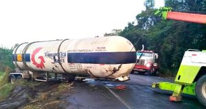 ¡VOLCÓ PIPA CON 40 MIL LITROS DE GAS!