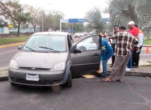 ¡AUTOMOVILÍSTA PIERDE LA BRÚJULA Y SE QUEDÓ ATRAPADO EN JARDINERA!
