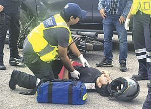 ¡SE LE FUE ESTRELLAR UNA MOTO A LA CAMIONETA!
