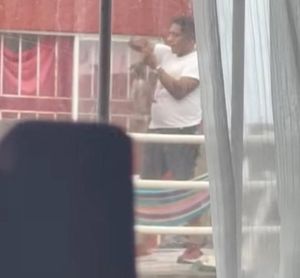 ¡AHORCÓ A UN CACHORRITO!