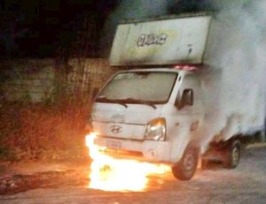 ¡CAMIONETA DE CARGA CHOCA Y SE INCENCIA!