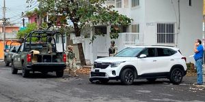 ¡CAMIONETA SE DA DE CACHETITO CONTRA PATRULLA DE LA DEFENSA!