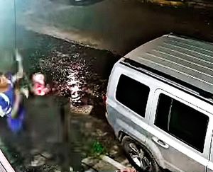 ¡GRABAN A LADRONES JALANDO METROS DE CABLES DE UNA CASA!
