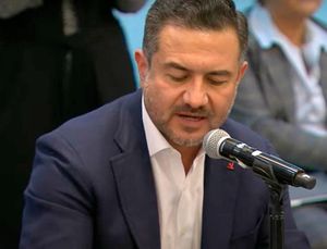 ¡HASTA APLAUDEN A CHIKY-YUNES! - LOS SENADORES DE MORENA