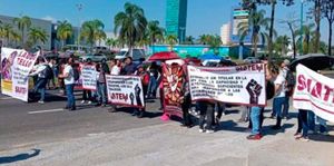 ¡HASTA TOMAN CALLES! - * Protestan maestros de los sindicatos