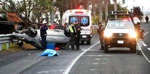 ¡MUERE JOVEN MUJER EN FATAL VOLCADURA!