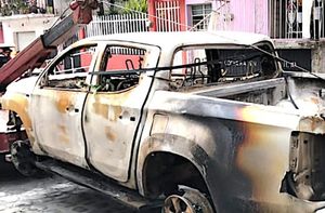 ¡RETIENEN Y DESARMAN A AGENTES DE LA FGR! - ...Y LE QUEMAN SU CAMIONETA