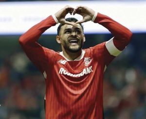 ¡SE LE APARECE EL “DIABLO” A GALLOS BLANCOS EN TOLUCA!