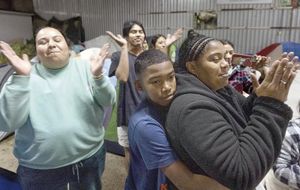¡LOS MIGRANTES VARADOS EN MÉXICO INTENTAN COMENZAR UNA NUEVA VIDA FUERA DE EU!