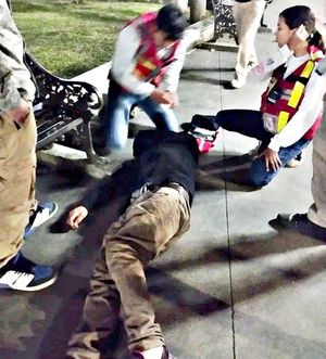 ¡PARRANDERO TROPIEZA Y SE PARTIÓ LA CABEZA!