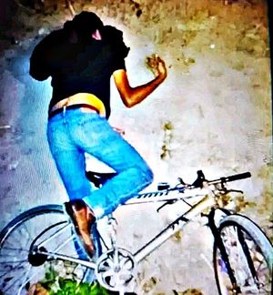¡CICLISTA SE DESNUCA EN MORTAL CAÍDA EN EL DRENAJE!
