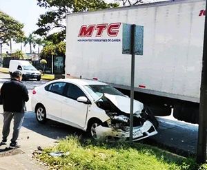 ¡CHOCA CON ‘MONSTRUO’ Y SE DESBARATA COCHE DE LUJO!