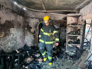 ¡INCENDIO CONSUME VIVIENDA ABANDONADA Y RESCATAN A PERRITA!