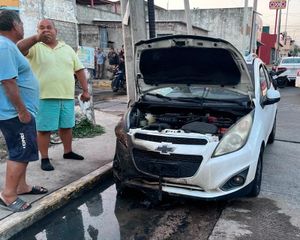 ¡SE CHAMUSCA CHEVY Y ALCANZA A QUEMAR SPARK!