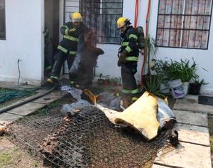 ¡SE QUEMA CASA POR COLCHÓN EN LLAMAS!