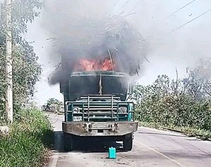 ¡SE INCENDIA CAMIÓN CARGADO CON TONELADAS DE CAÑA DE AZÚCAR!