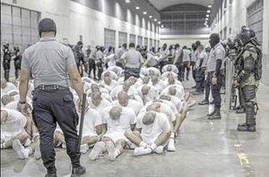 ¡MANDAN A 238 VENEZOLANOS SIN PAPELES MEGA-CÁRCEL DE BUKELE! - DESAFÍA ORDEN DE JUEZ FEDERAL QUE PROHIBÍA DEPORTACIONES