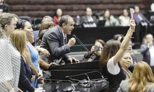 ¡‘SALVAN’ A CUAUHTÉMOC, DESECHAN DESAFUERO! -DIPUTADAS DE MORENA LO PROTEGEN