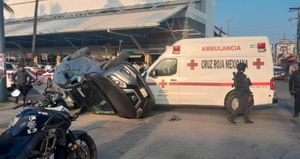 ¡AMBULANCIA SE IMPACTA CONTRA CAMIONETA!