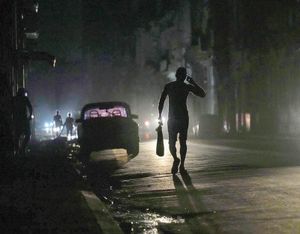 ¡CUBA SUFRE PARA SOLUCIONAR APAGÓN MASIVO!