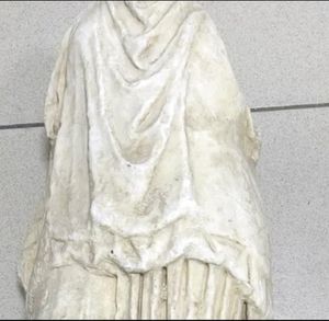 ¡ENCUENTRAN UNA ESTATUA DE DOS MIL AÑOS DE ANTIGÜEDAD ABANDONADA EN UNA BOLSA DE BASURA EN GRECIA!