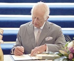 ¡REY CARLOS III, HOSPITALIZADO TRAS PRESENTAR "EFECTOS SECUNDARIOS" DE SU TRATAMIENTO CONTRA EL CÁNCER!