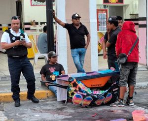 ¡TAXISTA EMBISTIÓ A VENDEDOR DE JICALETAS!