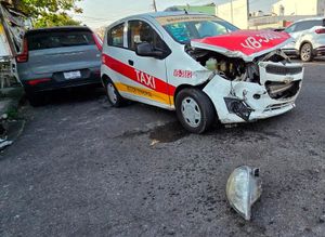 ¡TAXISTA PROVOCA CARAMBOLAZO!