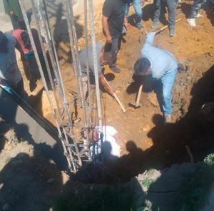 ¡VECINOS RESCATAN A TRES ALBAÑILES SEPULTADOS!