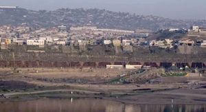 ¡EU CONSTRUYE UN MURO SOBRE CANAL DEL RÍO EN TIJUANA!