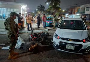 ¡OBREROS EBRIOS CHOCAN SU MOTO CONTRA UN AUTOMÓVIL!