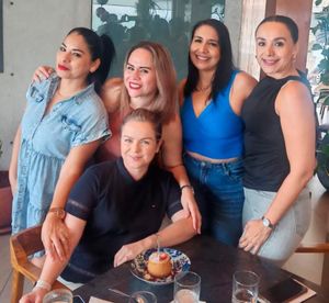¡FELICIDADES A MÓNICA POR SU CUMPLE!