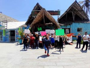 ¡PALAPEROS DE VILLA DEL MAR CIERRAN EL BULEVAR!