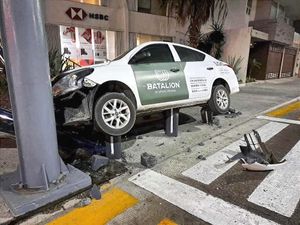 ¡EMPLEADO DE SEGURIDAD SALE ILESO TRAS CHOCAR EN EL BULE!