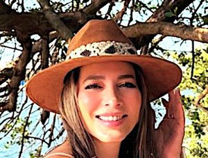 ¡ADRIANA HUELE A REINA!