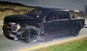 ¡CAMIONETÓN SE IMPACTÓ CONTRA BOLARDOS EN EL BULEVAR!