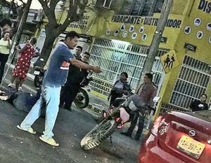 ¡HACEN CHUZA PAREJA MOTORIZADA Y AUTO JAPONÉS!