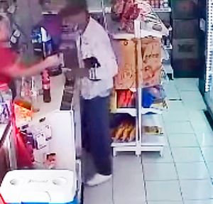 ¡PISTOLERO ROBA DINERO DE LAS VENTAS DE TIENDA DE ABARROTES!