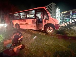 ¡POR BRONCUDO CHOFER DE URBANO CHOCÓ EN PLAZA VELA!