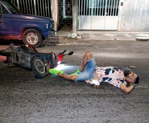 ¡POR UNOS TACOS SALE VOLANDO DE LA MOTO!