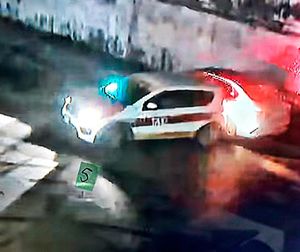 ¡TAXISTA METE LA REVERSA Y LE PEGA A AUTO EN EL MOTEL!