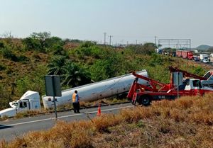 ¡“MONSTRUO” VOLCADO EN LA CARRETERA!