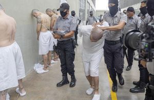 ¡EU DEPORTA A EL SALVADOR A OTROS 17 PRESUNTOS MIEMBROS DE PANDILLAS! - PESE A ORDEN JUDICIAL